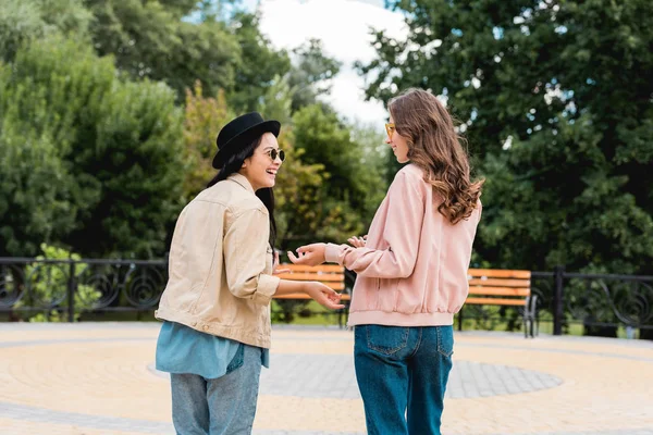 Mooie Meisjes Zonnebril Glimlachen Terwijl Kijken Naar Elkaar Praten Park — Stockfoto