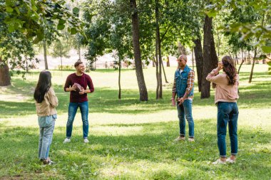 mutlu çok kültürlü grup Park Amerikan futbolu oynayan arkadaşıyla