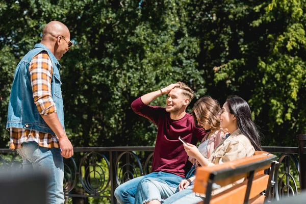 Szelektív Összpontosít Vidám Multikulturális Barátok Parkban Mosolyogva — Stock Fotó