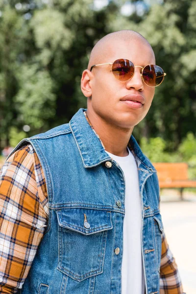Schöner Afrikanisch Amerikanischer Junger Mann Mit Sonnenbrille — Stockfoto