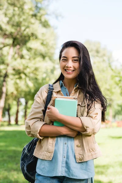 Pretty Young Woman Holding Books Smiling Park — Stock Photo, Image