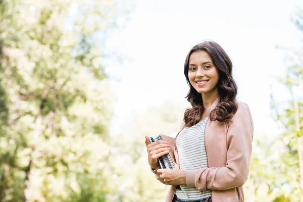 Schöne Junge Frau Hält Bücher Der Hand Und Lächelt Park — Stockfoto