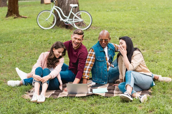 Happy Multicultural Young Men Sitting Beautiful Girls Blanket Laptop — Stock Photo, Image