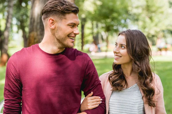 Pasangan Ceria Saling Memandang Sambil Tersenyum Taman — Stok Foto