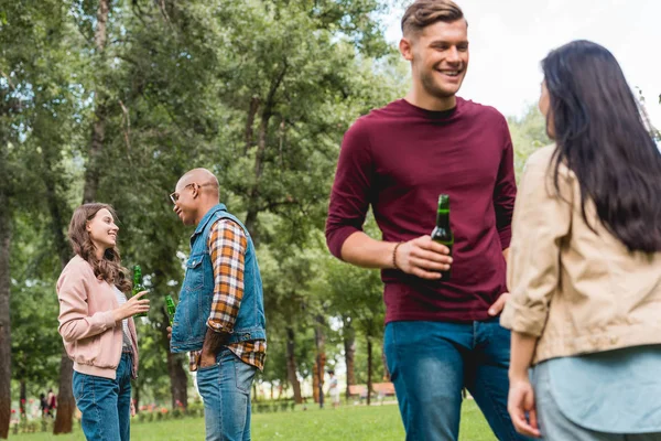 Amigos Multiculturales Felices Hablando Mientras Sostiene Botellas Con Cerveza Parque — Foto de Stock