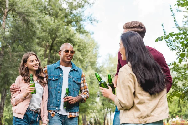 Happy Multicultural Friends Holding Bottles Beer Talking Park — Stock Photo, Image