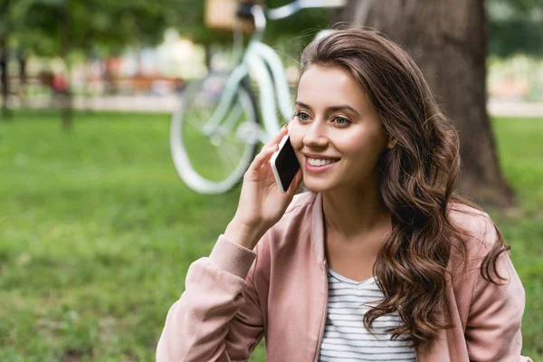 Fröhliches Mädchen Das Auf Dem Smartphone Spricht Und Park Lächelt — Stockfoto