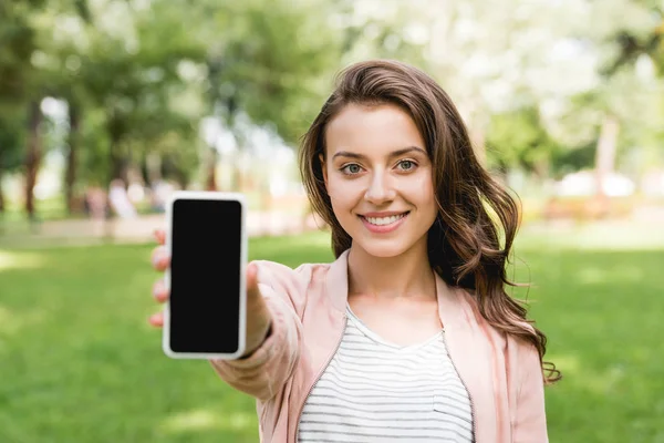 Çekici Kız Boş Bir Ekran Ile Akıllı Telefon Tutarak Seçici — Stok fotoğraf