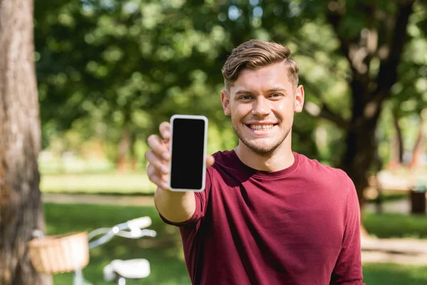 Enfoque Selectivo Del Hombre Alegre Celebración Teléfono Inteligente Con Pantalla — Foto de Stock