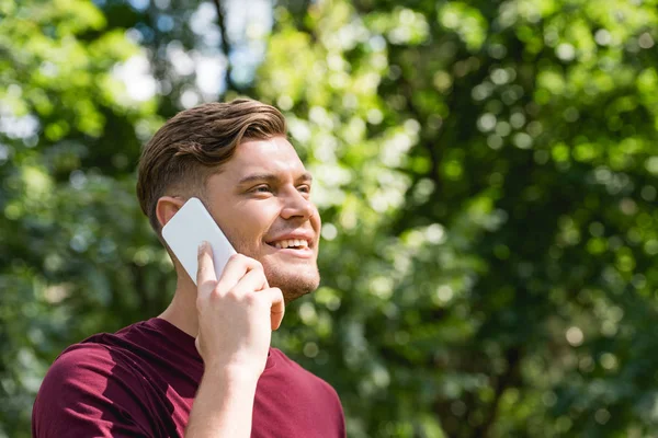 Joven Feliz Hablando Teléfono Inteligente Parque — Foto de Stock