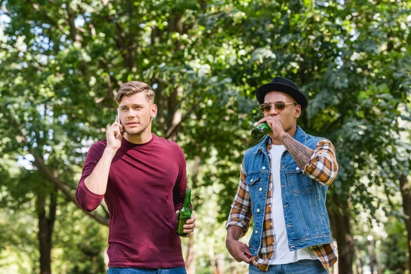 Stilig Man Talar Smartphone Nära Afroamerikanska Vän Dricker — Stockfoto