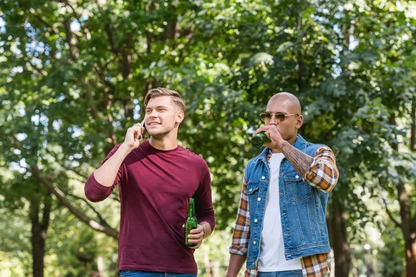 Vidám Ember Beszél Smartphone Közelében Afro Amerikai Barát Sört — Stock Fotó