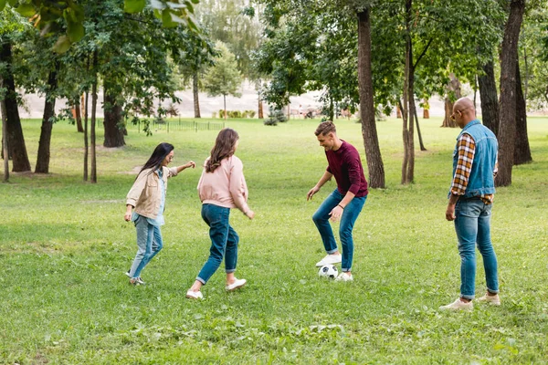 Boldog Többnemzetiségű Csoport Barátok Parkban Focizni — Stock Fotó