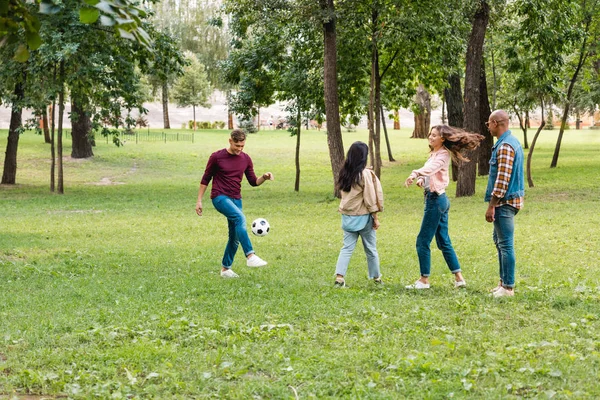 Glad Mångkulturell Grupp Vänner Som Spelar Fotboll Parken — Stockfoto