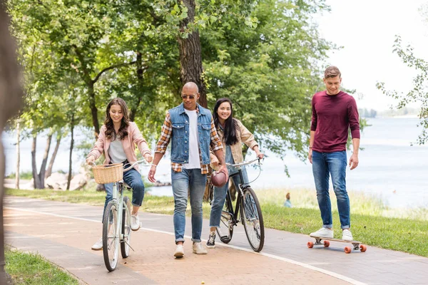 Frumos African American Mers Jos Lângă Fete Frumoase Echitatie Biciclete — Fotografie, imagine de stoc