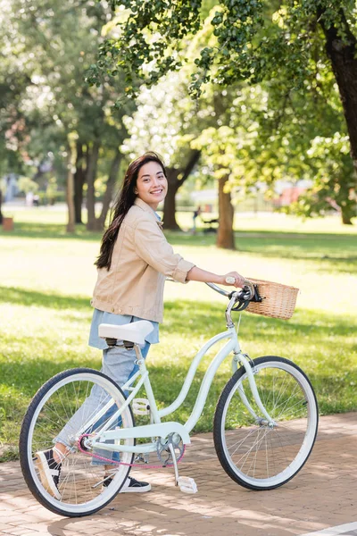 Εύθυμη Νεαρή Γυναίκα Χαμογελώντας Ενώ Ιππασία Ποδήλατο Στο Πάρκο — Φωτογραφία Αρχείου