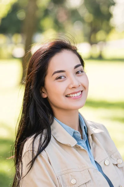 Atraente Jovem Mulher Sorrindo Enquanto Olha Para Câmera Parque — Fotografia de Stock