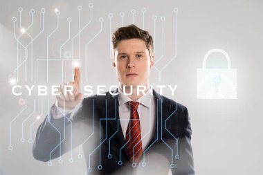 Siber güvenlik illüstrasyon önünde, parmakla işaret eden takım elbiseli emin iş adamı 