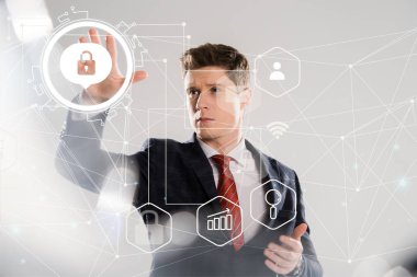 Internet güvenlik illüstrasyon önünde el ile işaret takım elbiseli yakışıklı işadamı 
