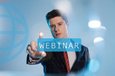 elbiseli webinar illüstrasyon mavi arka plan üzerinde önünde işaret emin iş adamı