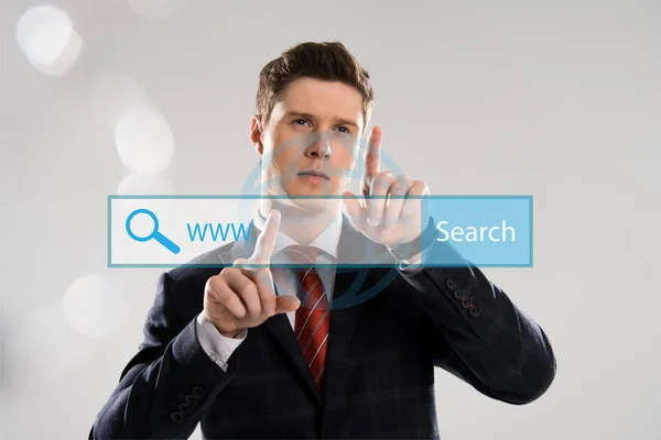 Schöner Geschäftsmann Anzug Zeigt Mit Den Fingern Auf Suchleiste Abbildung — Stockfoto