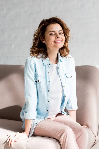 Selig Lockige Frau Hemd Sitzt Auf Dem Sofa Und Lächelt — Stockfoto