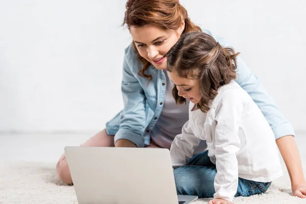 Mãe Alegre Filha Sentados Chão Usando Laptop Branco — Fotografia de Stock