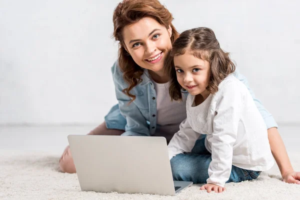 Sorrindo Mãe Filha Sentados Chão Usando Laptop Branco — Fotografia de Stock