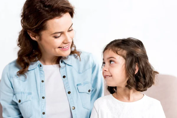 Glimlachend Moeder Dochter Kijken Elkaar Geïsoleerd Wit — Stockfoto