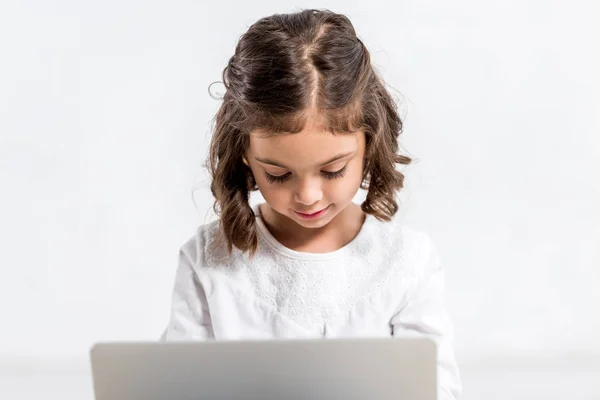 Geconcentreerde Kind Kijkt Neer Terwijl Het Gebruiken Van Laptop Wit — Stockfoto