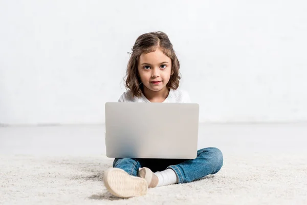 Adorable Kid Sitting Floor Using Laptop White — Stock Photo, Image