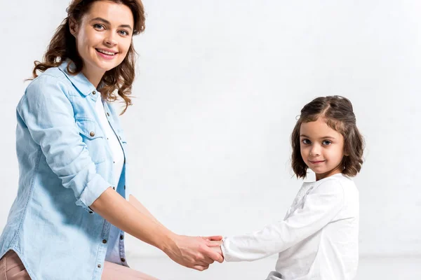 Gelukkig Moeder Kind Hand Hand Camera Kijken Wit — Stockfoto