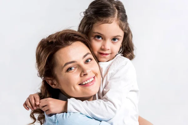 Niedliche Vorschulkind Umarmt Lächelnde Mutter Isoliert Auf Weiß — Stockfoto