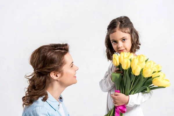 Дитина Дарує Букет Тюльпанів Мамі Ізольовано Білому — стокове фото