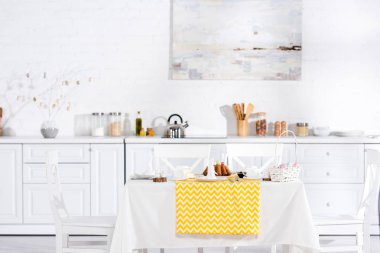 Tablo sarı masa örtüsü, Paskalya kek ve çanak çömlek mutfak ile servis