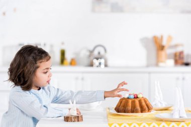 Çok güzel çocuk Paskalya ekmek ile boyalı yumurta Mutfak Dekorasyon