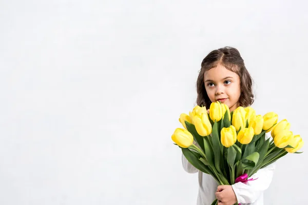 Adorable Niño Sosteniendo Tulipanes Ramo Mirando Hacia Otro Lado Aislado —  Fotos de Stock