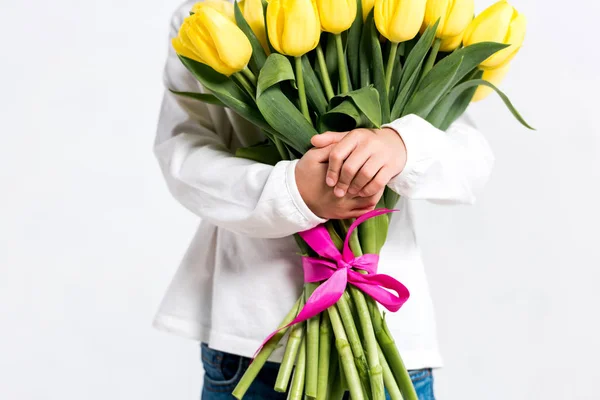 Pandangan Anak Anak Memegang Karangan Bunga Tulip Kuning Terisolasi Atas — Stok Foto