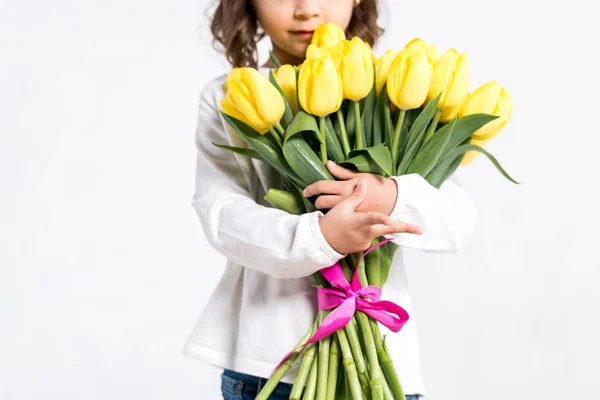 Частковий Вигляд Дитини Тримає Букет Жовтих Тюльпанів Ізольовані Білому — стокове фото