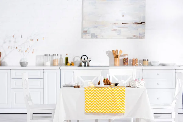 Table Service Avec Nappe Jaune Gâteau Pâques Vaisselle Dans Cuisine — Photo