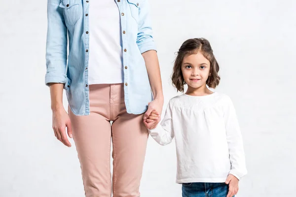 Niedliches Kind Hält Hand Hand Mit Mutter Isoliert Auf Weiß — Stockfoto