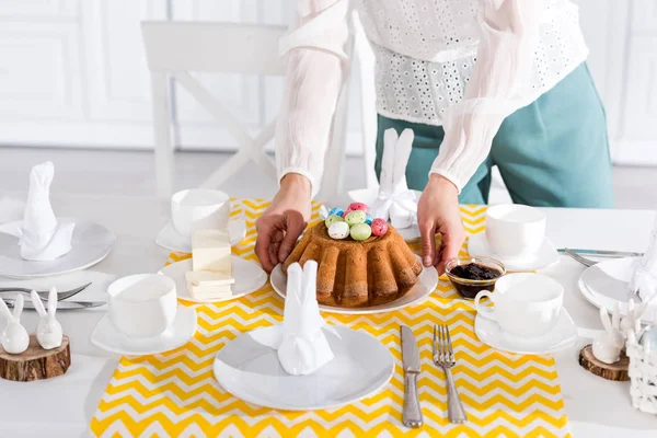 Vista Ritagliata Della Donna Camicetta Bianca Tavolo Servizio Pasqua — Foto Stock