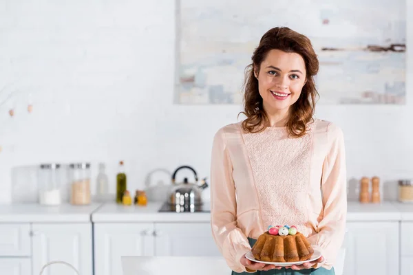 Glimlachend Gelukkige Vrouw Bedrijf Plaat Met Pasen Brood Keuken — Stockfoto