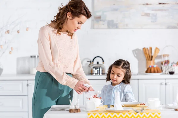Mãe Filha Pré Escolar Mesa Decoração Com Guardanapos Cozinha — Fotografia de Stock
