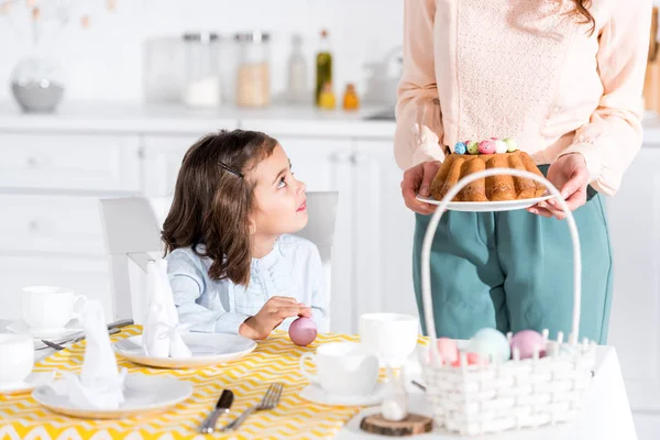 Przycięte Widok Kobiety Ciasto Wielkanocne Dziecko Malowanych Jaj Kuchni — Zdjęcie stockowe