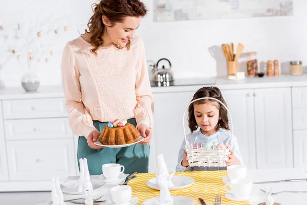 Mãe Filha Servindo Mesa Para Páscoa Cozinha — Fotografia de Stock