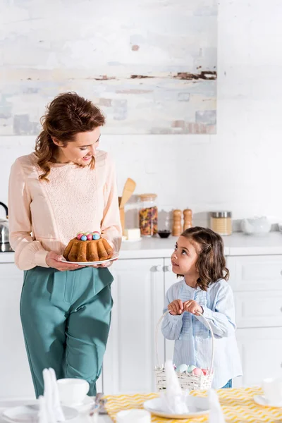 Niño Con Cesta Mimbre Madre Con Pastel Pascua Mirándose Cocina — Foto de Stock