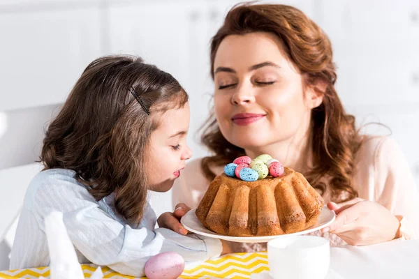 Lycklig Mor Och Barn Sniffa Påsk Kaka Med Slutna Ögon — Stockfoto