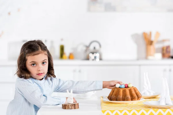 Мила Дитина Прикрашає Великодній Торт Розфарбованими Яйцями Кухні — стокове фото