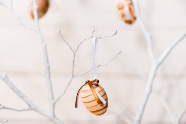 Boyalı tavuk yumurtası ve kurdele ile süslenen beyaz Paskalya ağacı